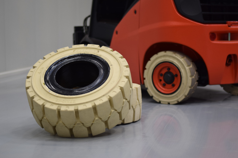 Pneumatiky pro VZV – bílé non-marking nešpinící